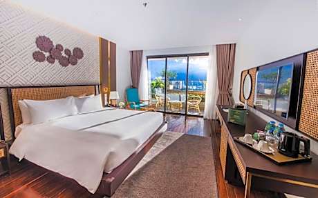 Deluxe Double Room with Garden and Mountain View