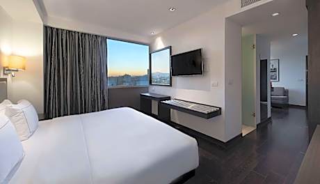 1 King Bed Deluxe Guestroom