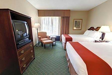 One-Bedroom Queen Suite