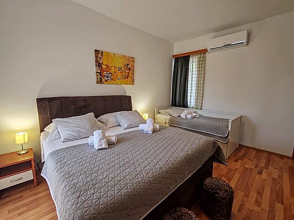 Apartments and pansion M&R