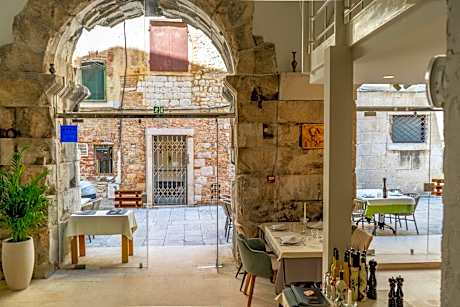 Leonis Restaurant & Rooms