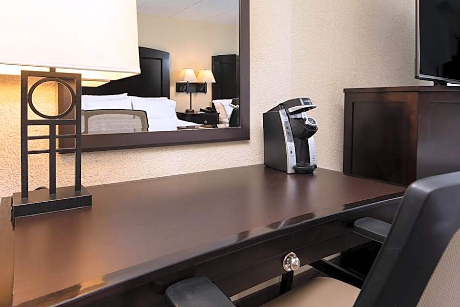Holiday Inn and Suites Charleston West By IHG