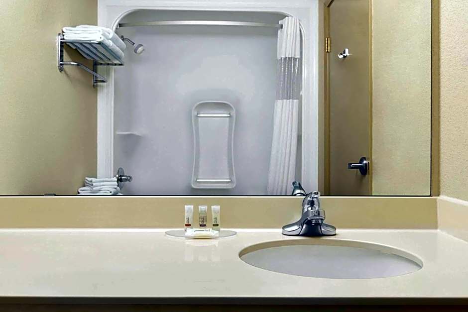 Days Inn & Suites by Wyndham Thompson