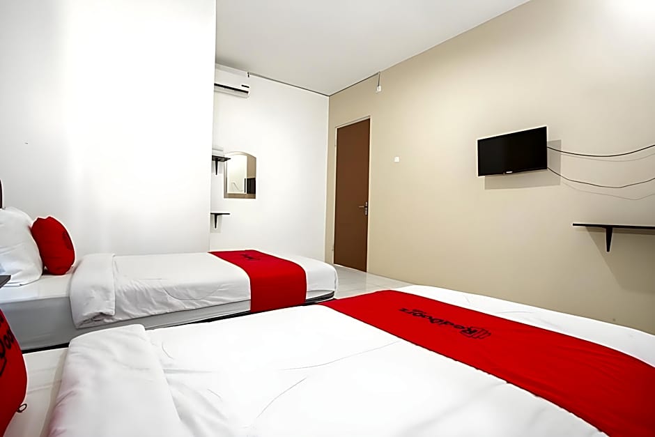 RedDoorz Plus near Galaxy Mall