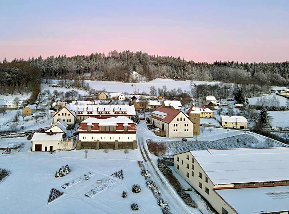 Hotelový a jezdecký areál Dvůr Krutěnice