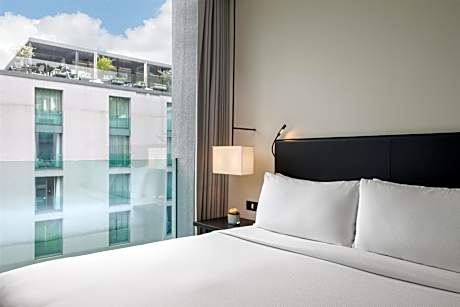 Deluxe King Room with Courtyard View