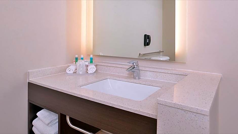 Holiday Inn Express & Suites Parkersburg East By IHG