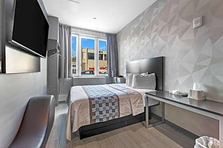 Deluxe Queen Room
