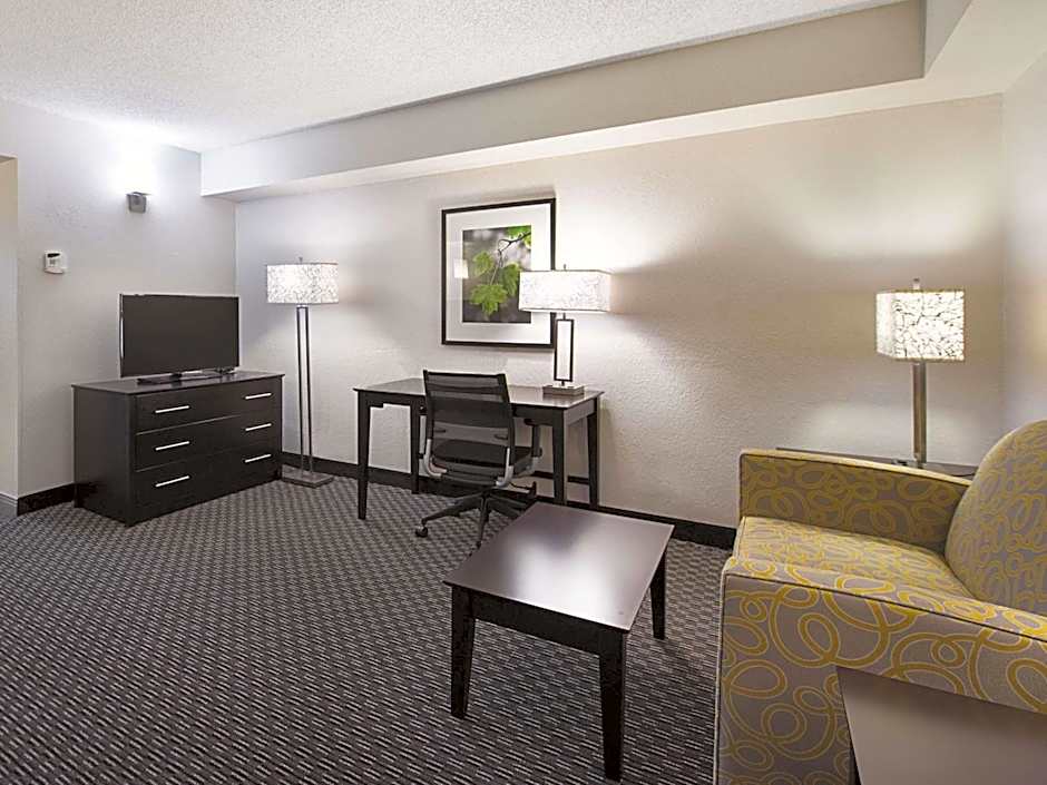 La Quinta Inn & Suites by Wyndham Plantation At Southwest 6th Street