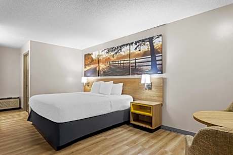 1 King Bed Non-Smoking