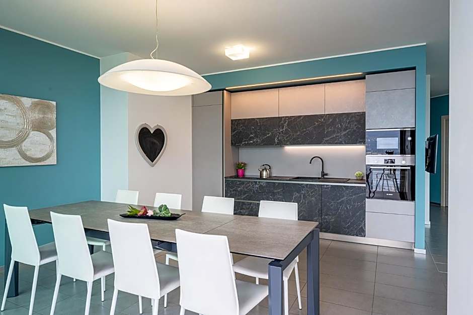 Bellagio Village- 4 Apartments by the lake - Seasonal Warm Pool and Sauna