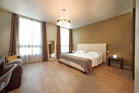 Junior Suite with Kitchen & Pool Access