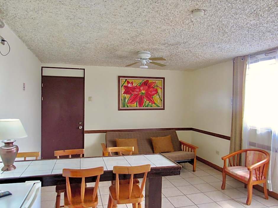 Hotel La Guaria Inn & Suites