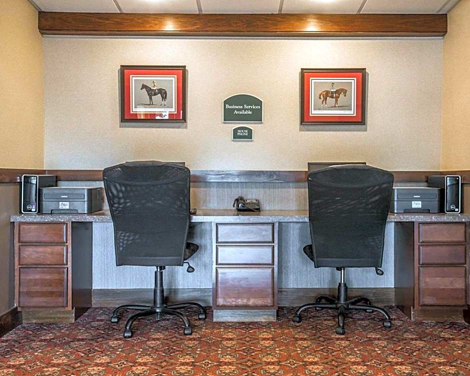 Clarion Inn & Suites At The Outlets Of Lake George