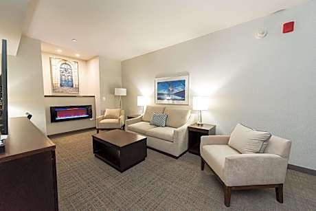 King Bed 1 Room Suite 1 Bedroom Separate Parlor And Pullout Sfa Serenity Bed Luxury Linens Cmp Hi Sp