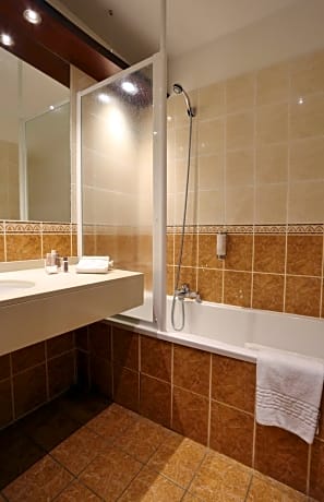 Deluxe Quadruple Room with Queen Bed and Kitchen