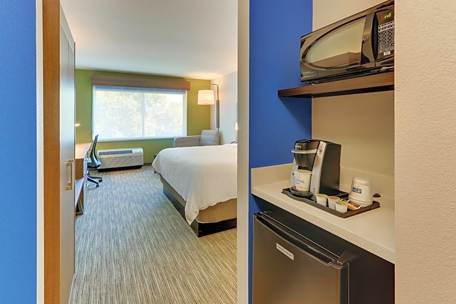 Holiday Inn Express & Suites Roanoke - Civic Center