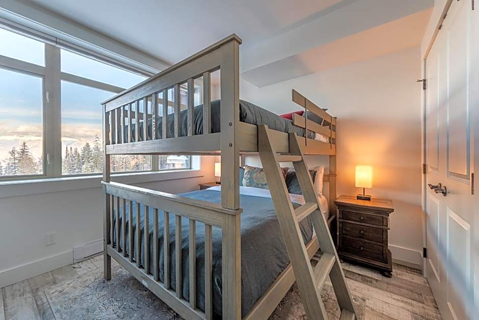 Fully Renovated Ski-in/out Loft with Private Hot Tub!
