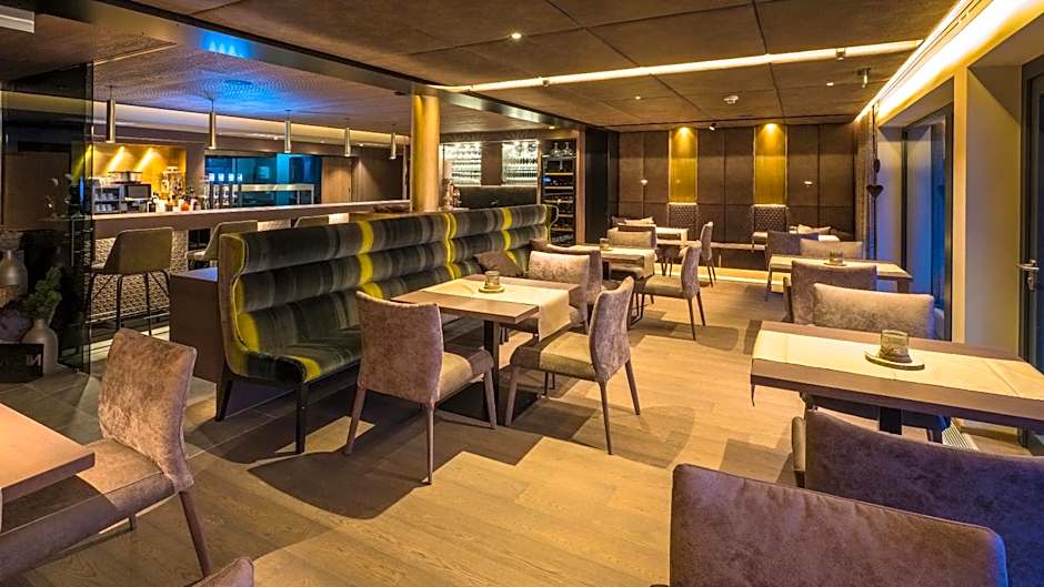 VIER Studios & Restaurant