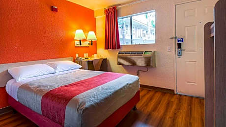Full Bed with Private Bathroom