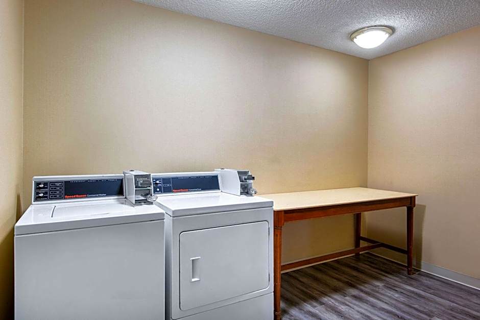 Super 8 by Wyndham Salina I-70