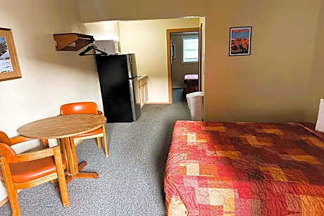 2 Full Beds with Kitchenette