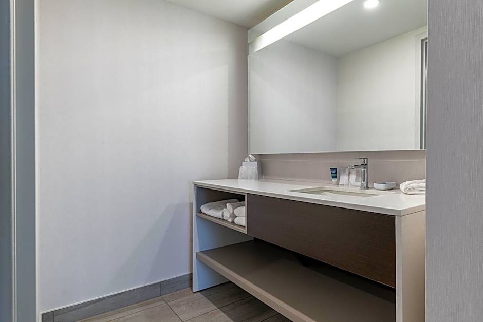 Four Points by Sheraton Levis