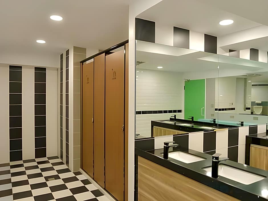Flyinn Hostel
