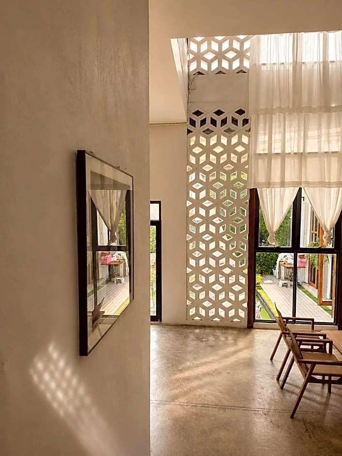 White Wall Riverfront Hotel