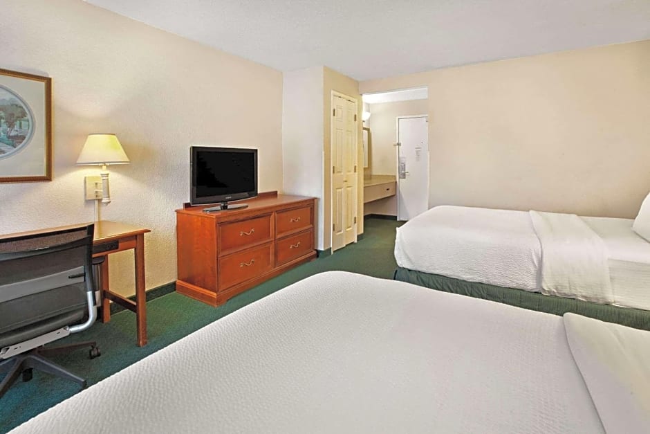 La Quinta Inn & Suites by Wyndham Detroit Canton