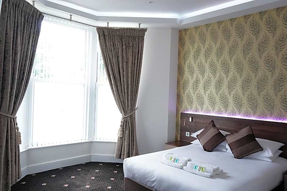 Photo 1 of 7 of Executive 1 King Bed, Bathtub
