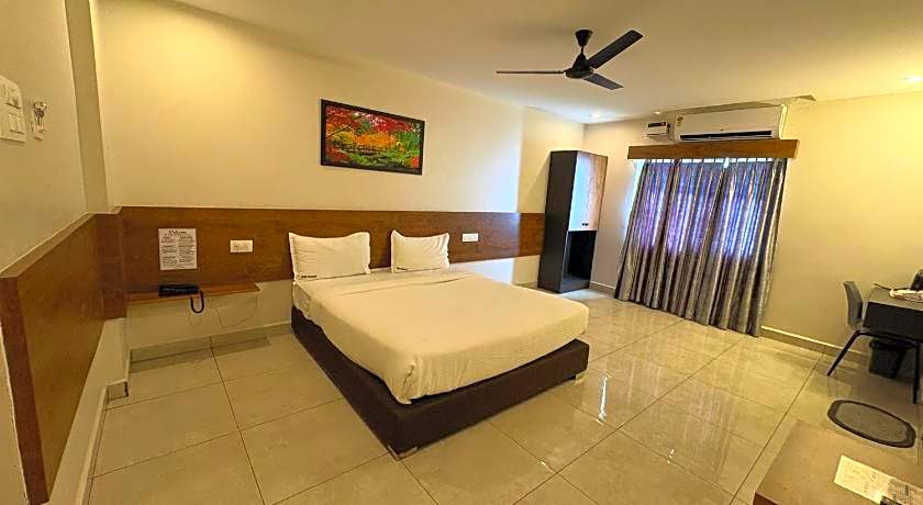 HOTEL PARK VARAAHI