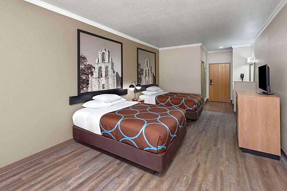 Super 8 by Wyndham San Antonio/Alamodome Area