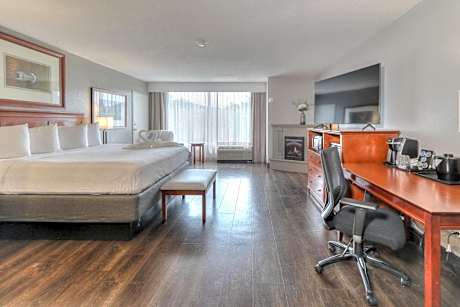 King Room Mini-Suite with Jacuzzi & Fireplace