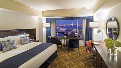 Club Room, 1 King bed with Harbor View - Non-Smoking