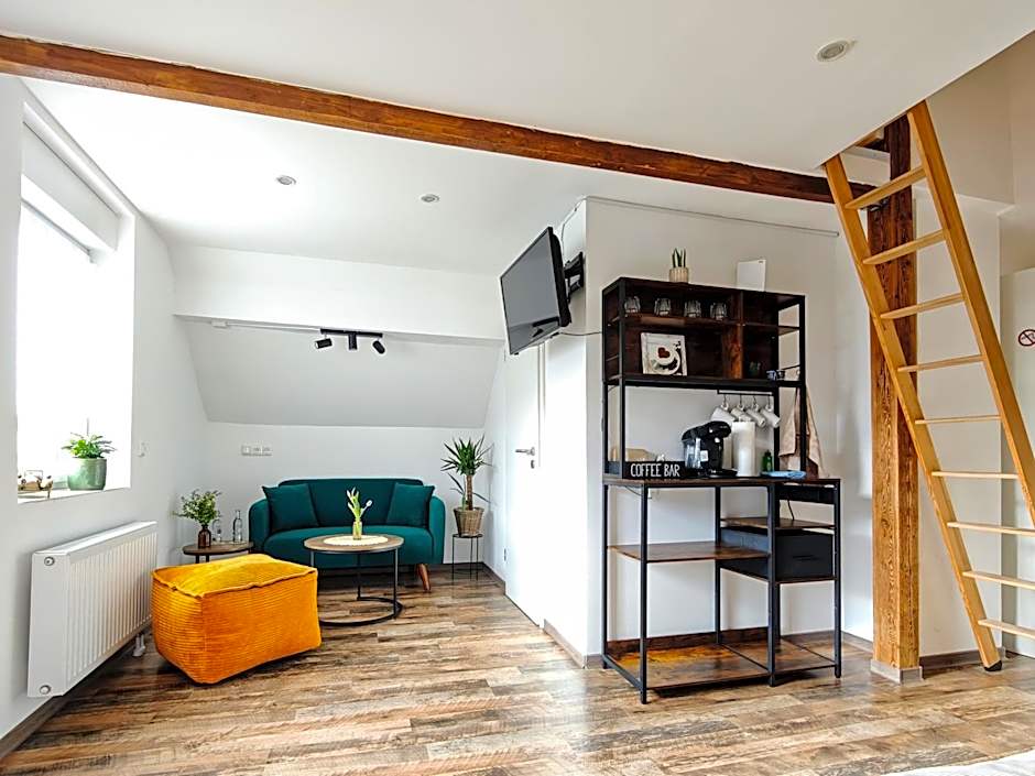 CJS Apartments - Chill or Drive am Nürburgring, new Box Spring Beds, new furniture, free Parking, WLan, TV-Streaming, Quiet Location