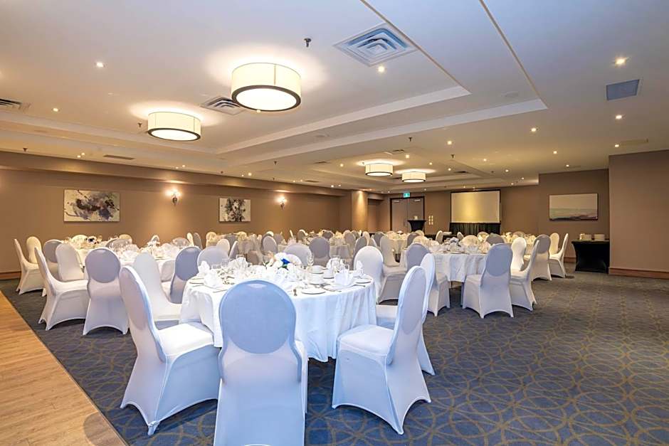 Sandman Signature Mississauga Hotel