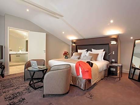 Deluxe Suite with One Double Bed and Balcony