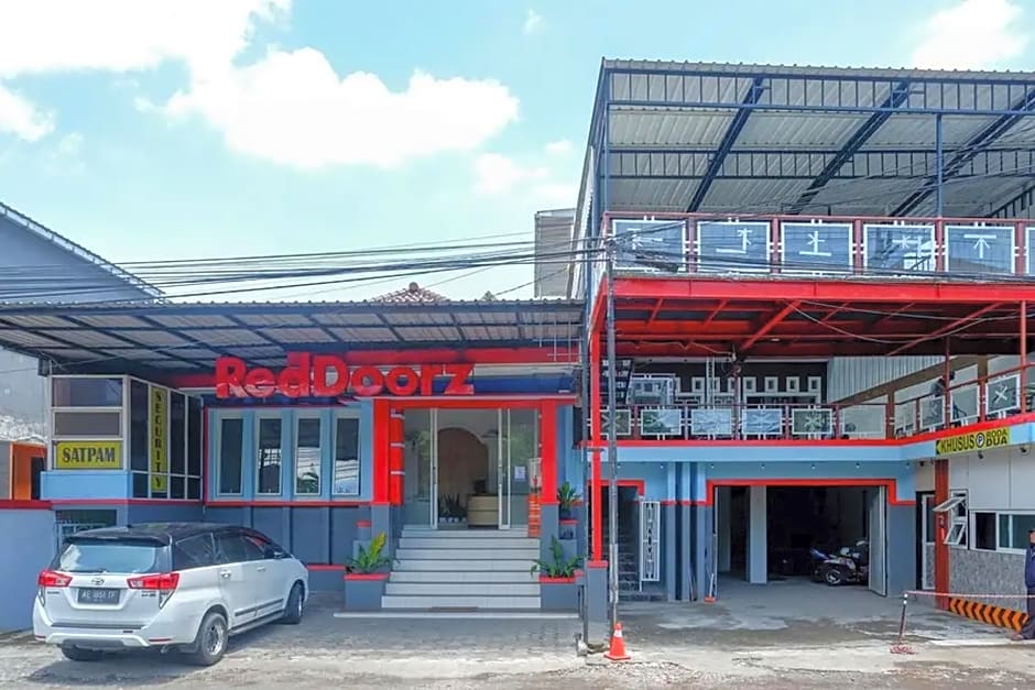 RedDoorz near Alun Alun Batu