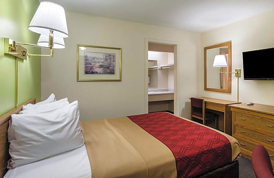 Econo Lodge Lawrence near University