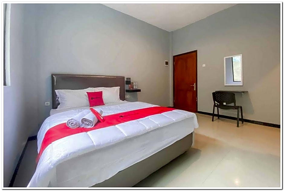 Syariah Near T2 Juanda Airport 2 by Reddoorz