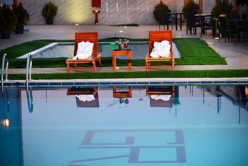 Pious Court Hotel 