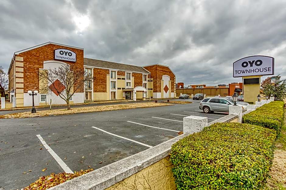 OYO Townhouse Tulsa Woodland Hills