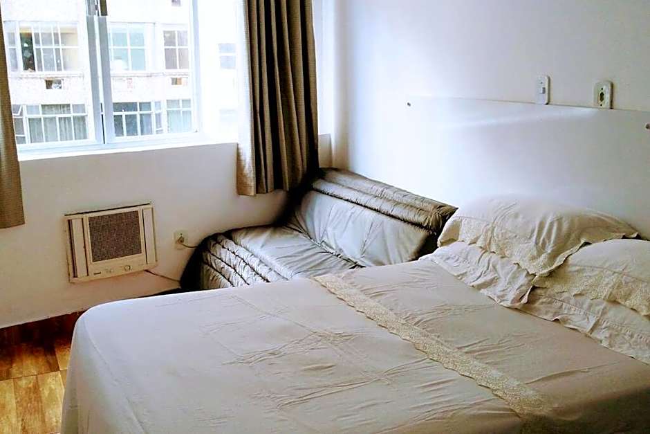 APARTAMENTO COPACABANA saleta, quarto grande com ar cond wi-fi a 2 qds da praia