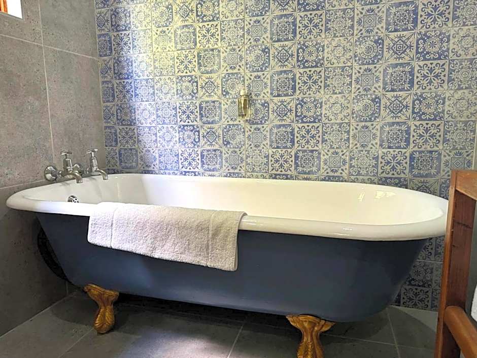 Shangri-La Country Hotel & Spa