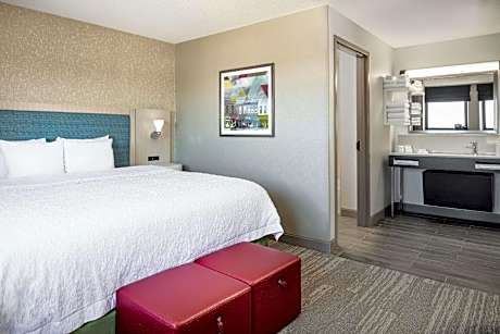 1 King Mobility Access Ri Shwr Suite Nosmok Microwv/fridge/wet Bar/32 Inch Hdtv/ Free Wi-fi/hot Brea