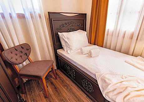 Single Room with Shower - Non-Smoking