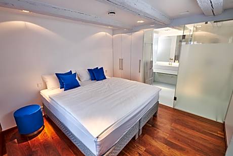Apartment with Lake View