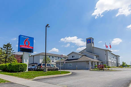 Studio 6 Toronto - Mississauga