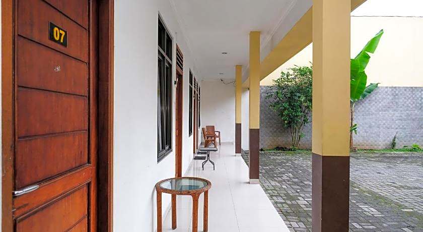 RedDoorz near Alun Alun Wonosobo